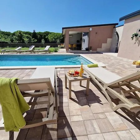 Appartamento With Pool