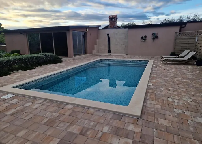 Appartement With Pool Galižana