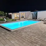 Apartment With Pool Galižana