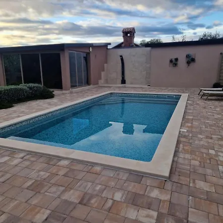 Apartman With Pool Galizana