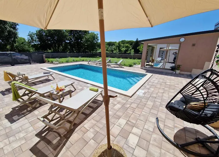 Apartman With Pool Galizana